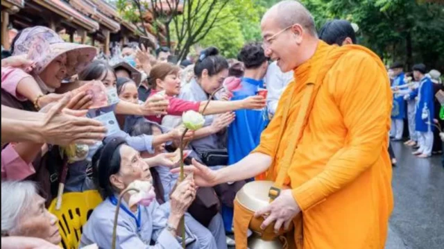 Sư khất thực nhận tiền