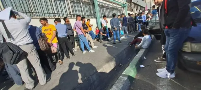 مهاجران مراجعه کننده به سفارت افغانستان در تهران