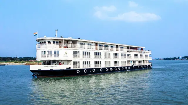 రివర్ క్రూయిజ్ షిప్