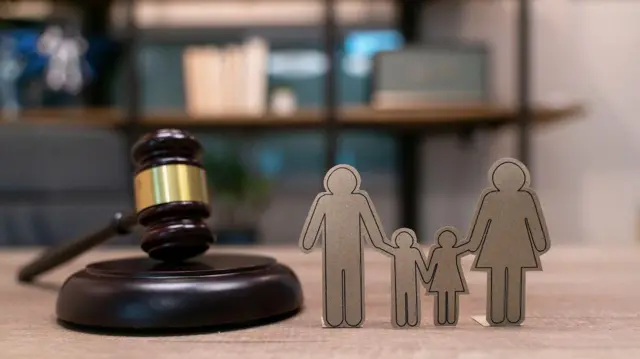 Ilustrasi adopsi tak sesuai hukum oleh keluarga.