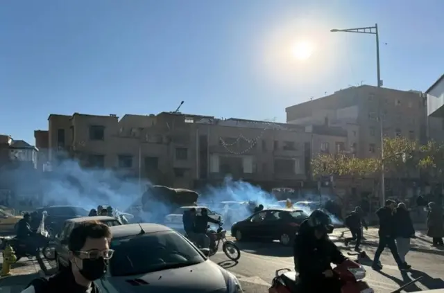 تصاویر نشان میدهد که از گاز اشکآور نیز برای متفرق کردن معترضان استفاده شده است