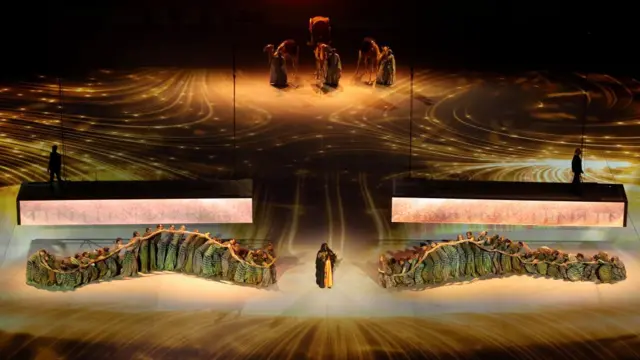 ম﻿ঞ্চে আলো ছায়ার খেলায় বিশ্ব মানচিত্রের ওপর মরুভূমি ও মহাসাগরের আবহ তৈরি করা হয়।