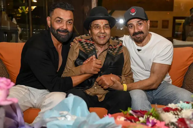 দুই ছেলে সানি এবং ববি দেওলের সাথে ধর্মেন্দ্র