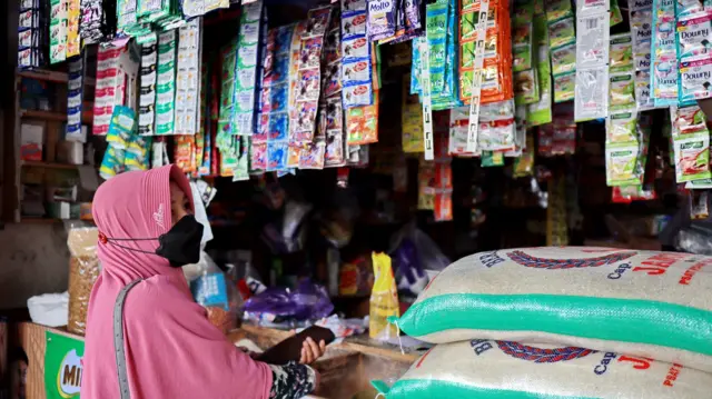 Pembeli sedang berbelanja di pasar tradisional