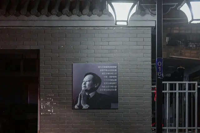 2023年3月6日，楊振寧肖像畫在中國安徽省合肥市廬陽區四股巷文化牆上展出。