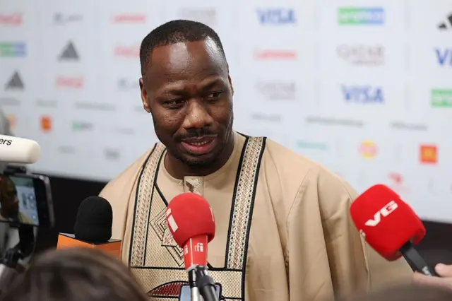 Pape Thiaw, sélectionneur du Sénégal, s’exprime en zone mixte après le tirage au sort officiel de la Coupe du Monde de la FIFA 2026 au John F. Kennedy Center for the Performing Arts le 5 décembre 2025 à Washington, DC.