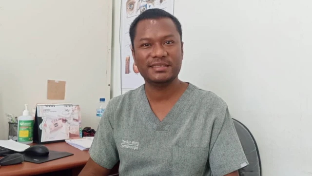 Dokter Thedius Watu adalah dokter spesialis mata di RSUD dr. T. C. Hillers Maumere, dan dua klinik lainnya.