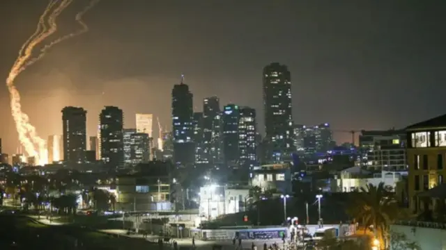 Di foto appear like say Israeli missile defence system - di Iron Dome - dey try intercept di ballistic missiles Iran fire.