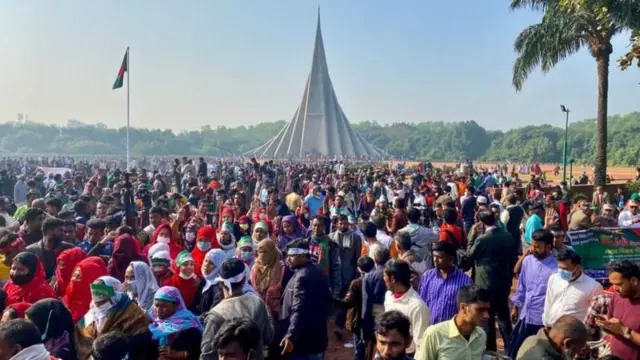 বিজয় দিবসে জাতীয় স্মৃতিসৌধে শহীদদের প্রতি শ্রদ্ধা জানাচ্ছে মানুষ, ফাইল ছবি