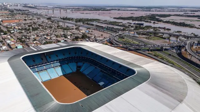 Fotografia coloridatelegram pixbetum estádio visto do alto, com água e lama no gramado