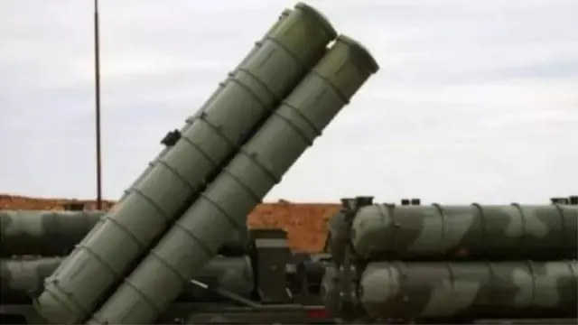 રશિયન બનાવટની S-400 મિસાઈલ સિસ્ટમ પણ તાજેતરમાં ભારતીય સેનાને સોંપવામાં આવી છે.