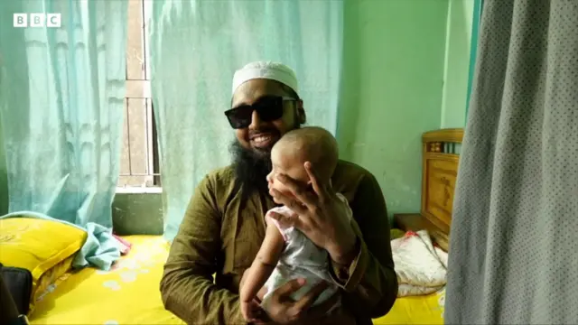 সন্তানকে 'স্পর্শ করে দেখার' চেষ্টা করছেন চোখ হারানো সাব্বির