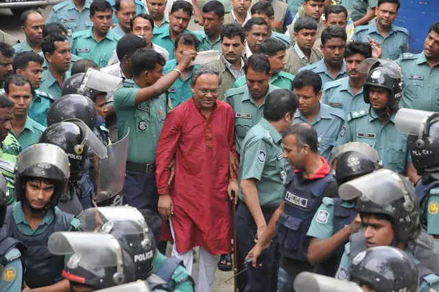 ২০১২ সালে ঢাকার একটি আদালতে মামলার হাজিরা দিতে রুহুল কবির রিজভী