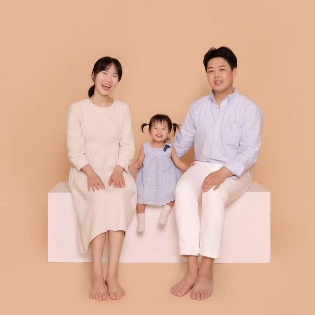 Ji-yeon Min cho biết, “Kể từ khi công ty công bố trợ cấp thai sản, các cặp vợ chồng mới cưới hoặc nhân viên có một con đều nghĩ đến việc (sinh con).”