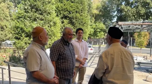 Суд мажлисига тахминан 50га яқин кузатувчи ва фаоллар ташриф буюрган эди.