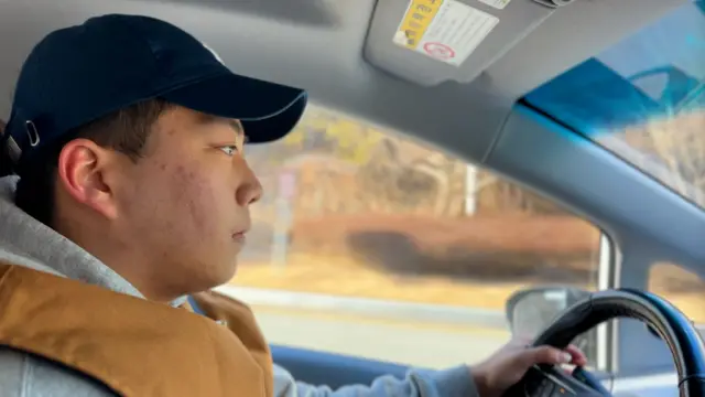 12.29 여객기 참사 유가족인 박근우 씨가 차를 운전하고 있다. 