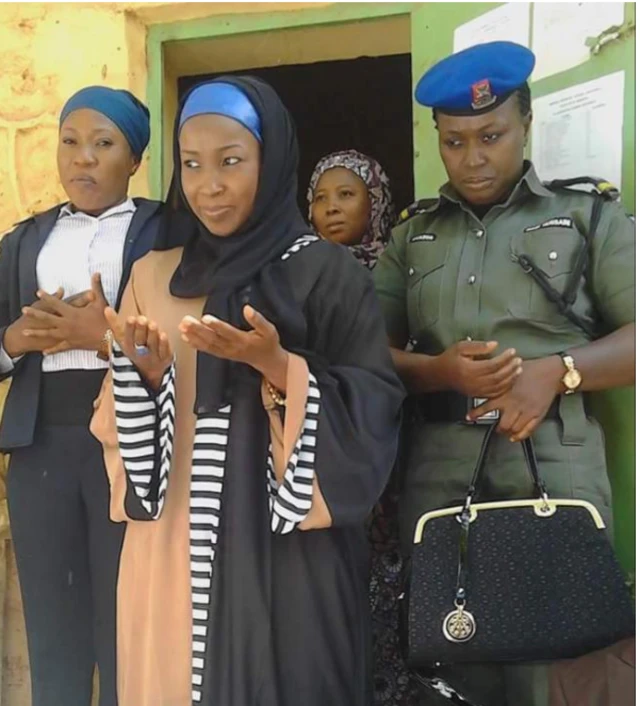 Ọlọ́pàá gbé báàgì dání fún ìyàwó gómìnà àná ní Sokoto, Aminu Tambuwwal níbi ètò kan.