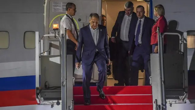 Menteri Luar Negeri Rusia Sergey Viktorovich Lavrov berjalan menuruni tangga pesawat udara saat tiba di Terminal VVIP I Bandara I Gusti Ngurah Rai Bali, Minggu (13/11/2022).