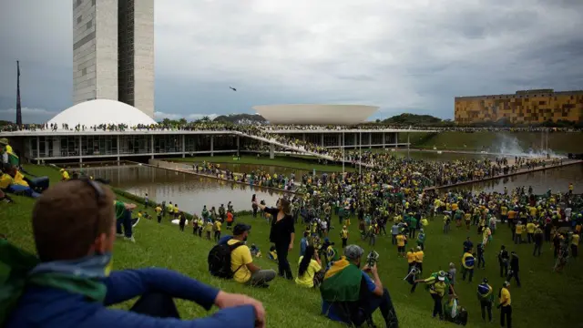 manifestantes bolsonaristasjogos de tiro para computadorfrente ao Congresso Nacional