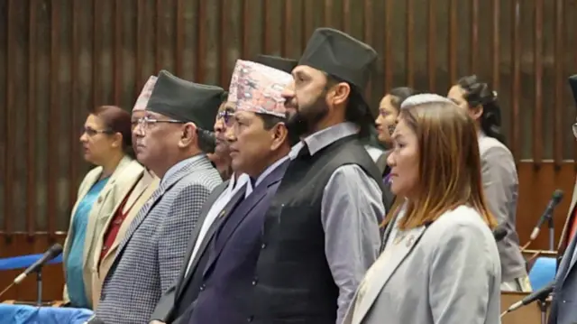 प्रतिनिधिसभाको बैठक सुरु हुन लाग्दा प्रधानमन्त्री र मन्त्रीहरू