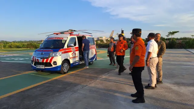 Sebuah mobil ambulans sedang bersiap memberangkatkan korban terperosok di gunung Rinjani.