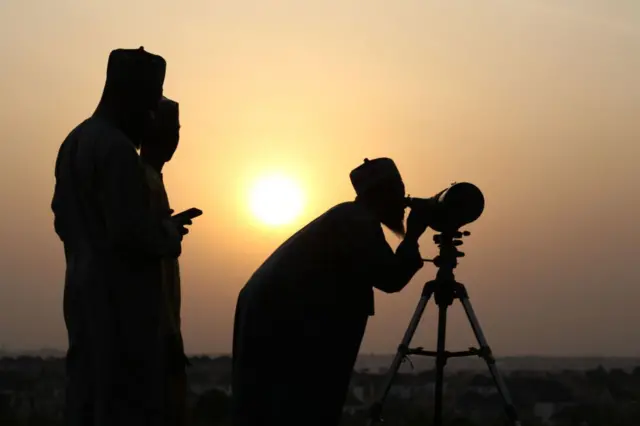 Le Comité du Croissant du Conseil suprême des affaires islamiques du Nigeria et la Fondation religieuse turque (TDV) observent le nouveau croissant de lune annonçant le premier jour du Ramadan à l'aide d'un télescope à Abuja, au Nigeria.