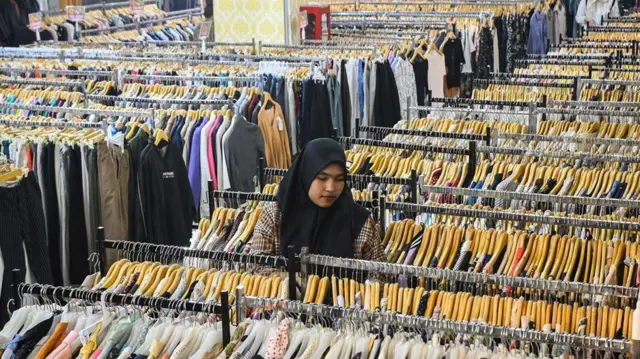 Warga memilih pakaian saat berbelanja di Mall Blok M Square, Jakarta, Jumat (15/11). 