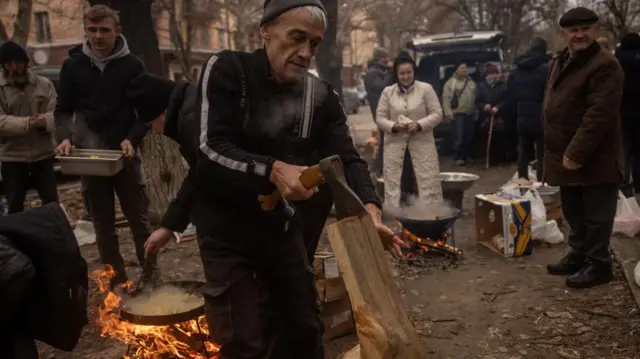  ইউক্রেন যুদ্ধে নিরন্ন মানুষদের জন্য লঙ্গরখানা খোলা হয়েছে।