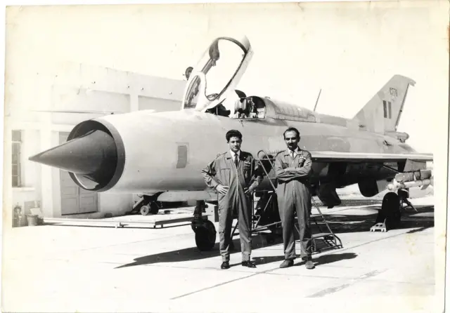 साथी पायलट के साथ पूर्व एयर मार्शल (रिटायर्ड) बृजेश धर जयाल