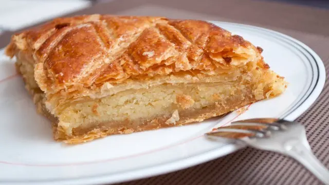 Франжипановый пирог из слоеного теста