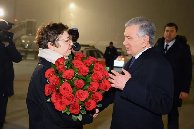 Ўзбекистон Республикаси Президенти Шавкат Мирзиёевни Швейцариянинг Цюрих шаҳридаги халқаро аэропортда Бирлашган савдо-саноат палатаси раҳбари Дорит Пробст кутиб олди.