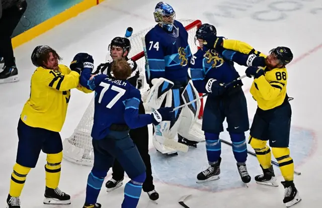 utakmica finske i švedske u hokeju na ledu na zimskim olimpijskim igrama, tuča u hokeju na ledu