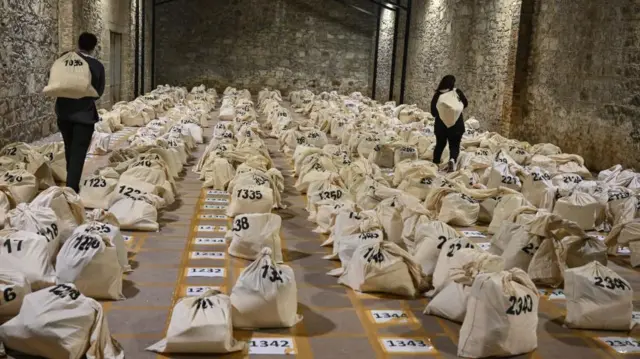 ভোটের পর গণনার জন্য ব্যালটপত্র জড়ো করা হচ্ছে