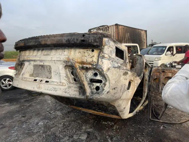 Di fire be like say e flip some cars as dem dey burn