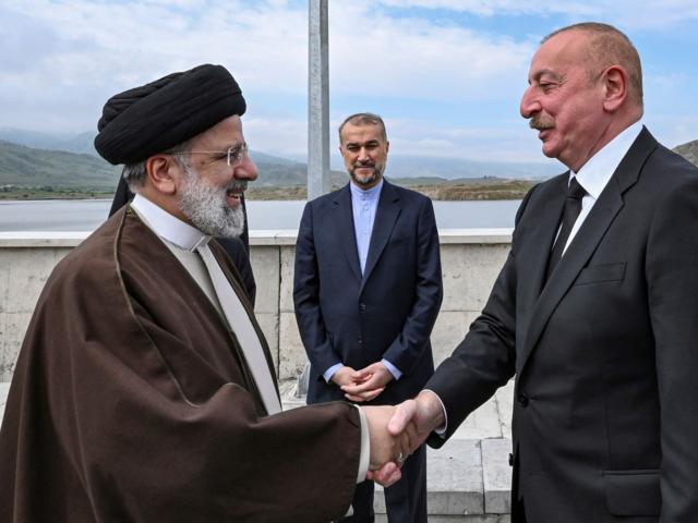 الرئيس الإيراني الراحل إبراهيم رئيسي يصافح الرئيس الأذري إلهام علييف