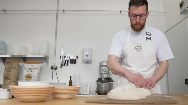 Chris Holister est un meunier qui rêve de rendre le pain blanc plus nutritif.