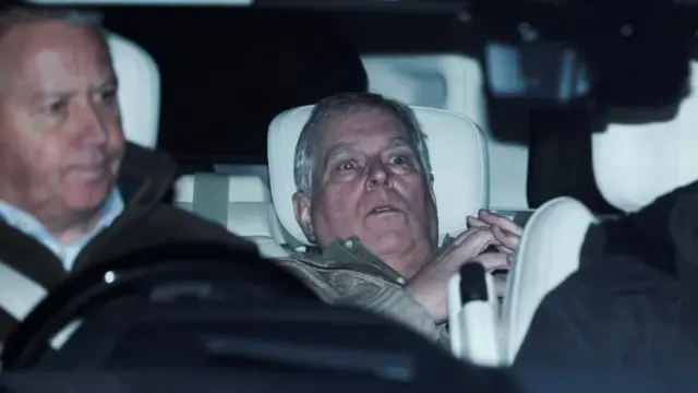 Andrew em automóvel