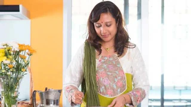 भारत और पाकिस्तान में परिवारों में अक्सर बेटे और बहू के लिए अलग-अलग रवैया अपनाया जाता है. 