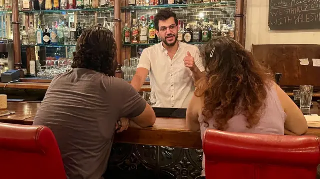 'आलियास बुक्स' के बार मैनेजर चार्ली हैबर