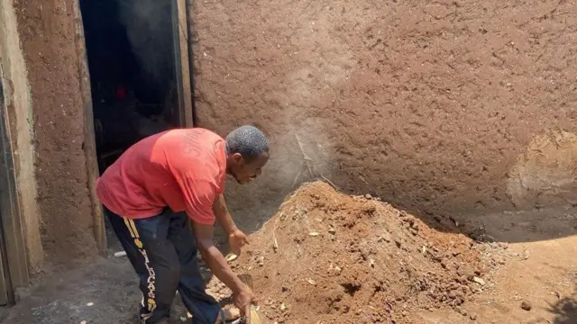 Elia Maniraguha arimo gukubura imbere y'umuryango