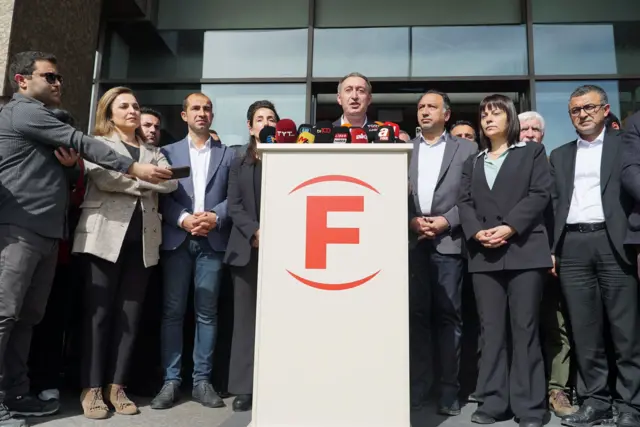 Tuncer Bakırhan hastane önünde açıklama yapıyor