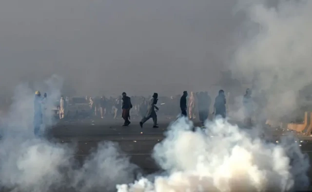 پلیس گفت چهار نیروی امنیتی با خودرو زیر گرفته شده و کشته شده‌اند. طرفداران حزب عمران خان (حزب تحریک انصاف) نیز می‌گویند تلفات داشته‌اند