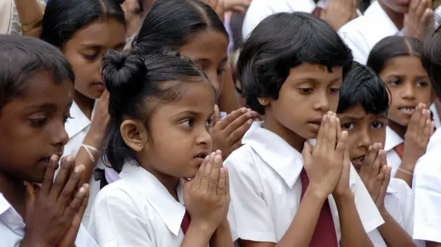 ආගමික වතාවත්වල නිරත වෙමින් සිටින පාසල් සිසුන්