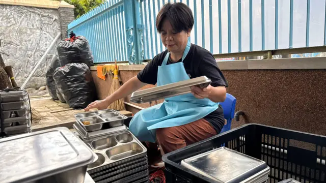 Ratna Kumalaningrum, menjadi relawan di salah satu SPPG di Kota Solo, Jawa Tengah. Ia mengaku mendapatkan pelatihan dan diupah Rp150.000 per hari.