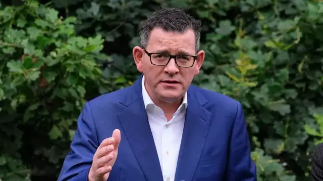 ভিক্টোরিয়ার প্রধানমন্ত্রী ড্যানিয়েল অ্যান্ড্রুজ সাংবাদিকদের সাথে কথা বলছেন