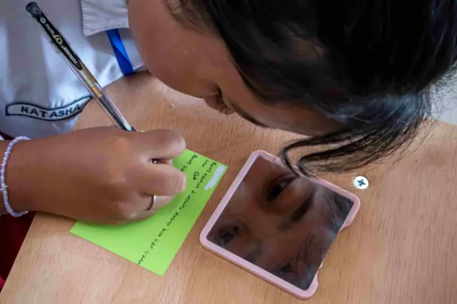Siswa menulis catatan kecil di Sekolah Rakyat Menengah Pertama (SRMP) 8 Cimahi, Jawa Barat, Selasa (22/7/2025). Kementerian Sosial (Kemensos) menyebut jumlah anggaran untuk satu siswa Sekolah Rakyat sebesar Rp48 juta per tahun yang digunakan untuk mencukupi berbagai kebutuhan guna mendukung proses pembelajaran di sekolah itu.