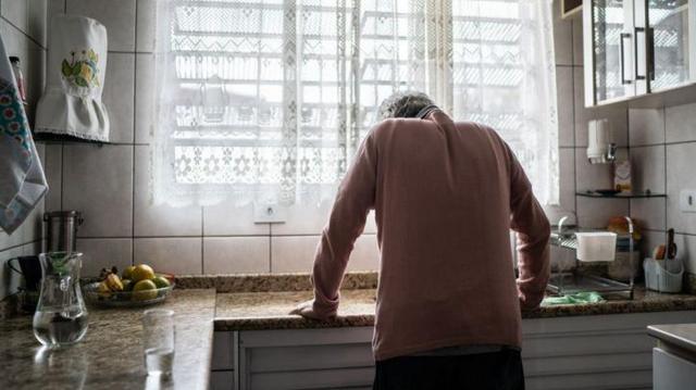 Homem cansado apoiando os braçoscalculadora apostas desportivaspia