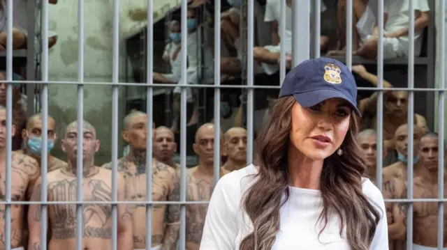 Bà Noem thăm nhà tù ở El Salvador