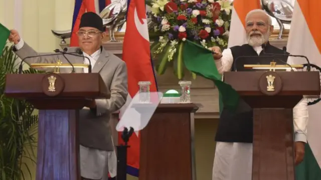 प्रधानमंत्री नरेंद्र मोदी के साथ नेपाल के प्रधानमंत्री पुष्प कमल दहल प्रचंड