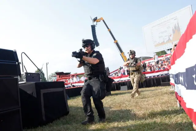 Un efectivo de seguridad apunta con un arma larga en el mitin de campaña de Donald Trump el 13 de julio de 2024 en Butler, Pensilvania.